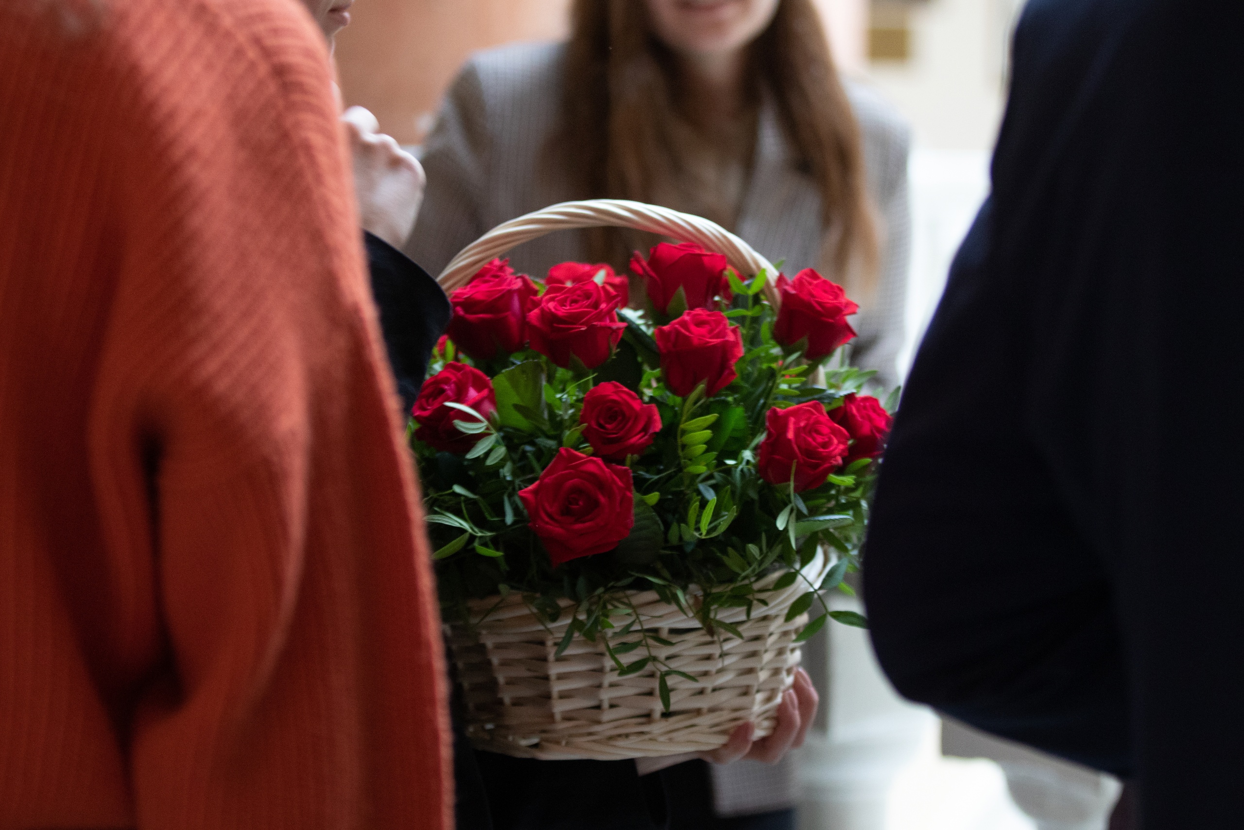 Торжественное возложение цветов к мемориальной доске на факультете журналистики МГУ