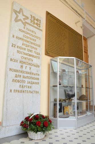 Возложение цветов на факультете журналистики МГУ